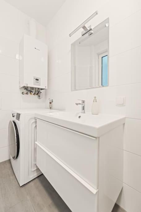 Cozy Apartment In Quiet Location, Fast Train Station 100M Away, Contactless Check-In Viyana Dış mekan fotoğraf